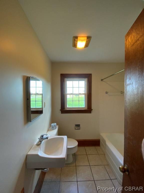 Full bathroom featuring plenty of natural light, sink, toilet, and shower / bathing tub combination