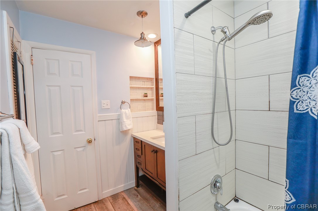 Totally updated Hallway bath with small linen closet (There are FOUR extra linen closets are in the hallway!)