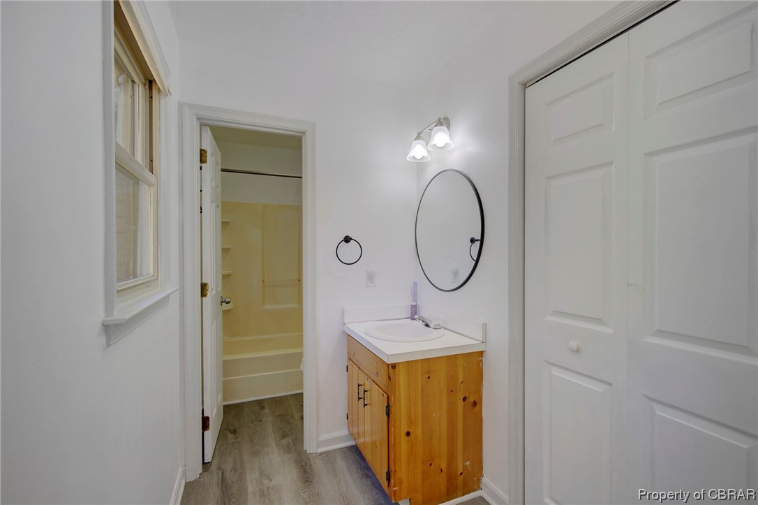 Primary Owner's Suite features an ensuite Bathroom & walk-in closet