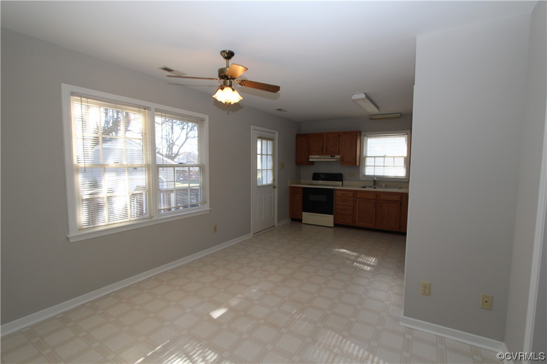Eat-in Kitchen, smooth top stove, newer dishwasher.