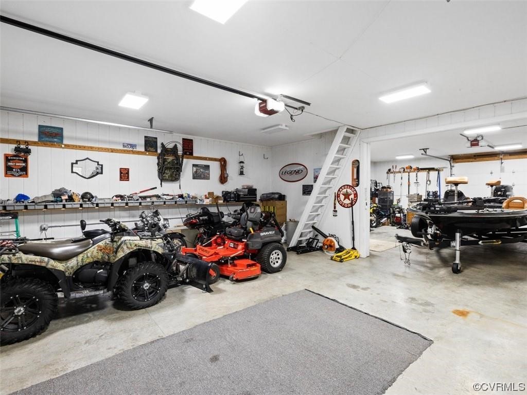 Condition massive 4+ car garage