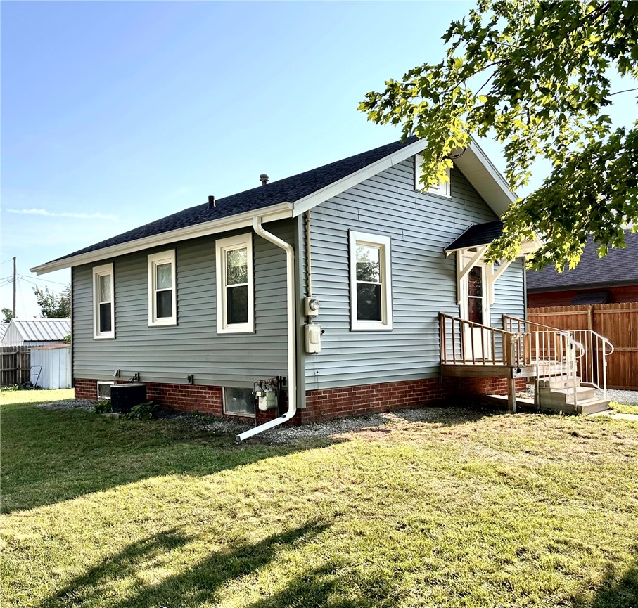 516 11th Avenue, Newton, Iowa 50208, 2 Bedrooms Bedrooms, ,1 BathroomBathrooms,Residential,For Sale,11th,679460