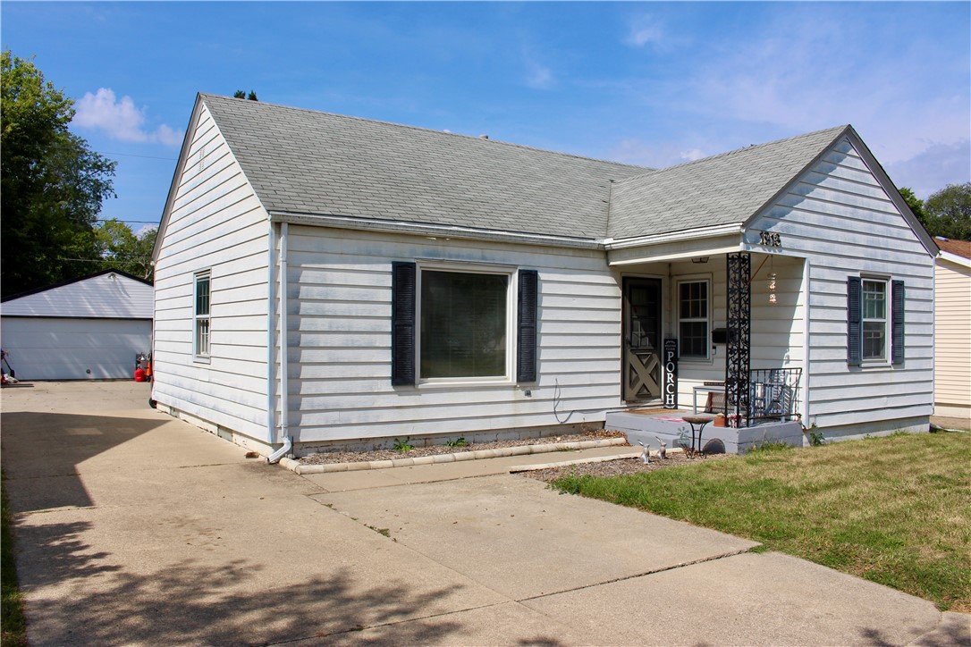 1918 55th Street, Des Moines, Iowa 50310, 2 Bedrooms Bedrooms, ,1 BathroomBathrooms,Residential,For Sale,55th,682176