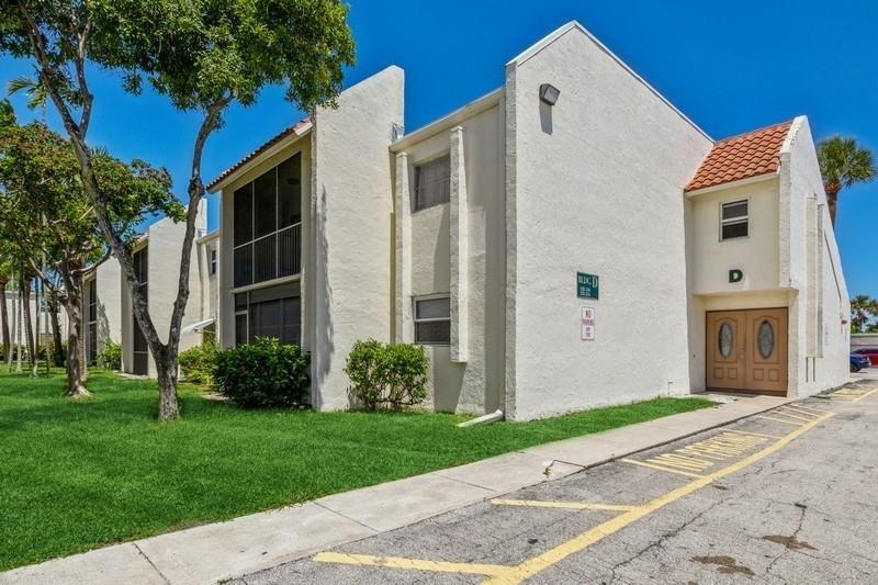 Clean and well maintained first floor unit.  All ages community.  100% real bamboo wood flooring.  Washer/Dryer inside the unit.  Screened patio with rolldown shutters plus extra storage.  Minutes to the beach, bars, restaurants and shops.  Perfect place to enjoy the South Florida lifestyle.