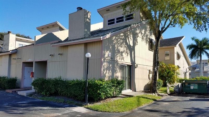 Spacious 2/2 Loft style townhouse with a Full Bathroom and Bedroom downstairs. Master suite located upstairs with a walk out private balcony. Full size washer and dryer. Don't miss out on this opportunity.