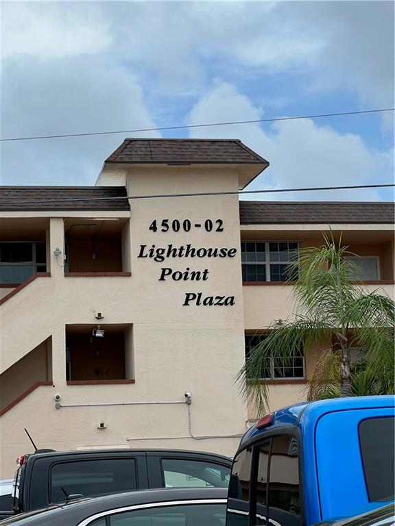 GORGEOUS RECENTLY RENOVATED 2/2 CONDO IN THE HEART OF LIGHTHOUSE POINTE. UNIT FEATURES QUARTZ COUNTERTOPS, STAINLESS STEEL APPLIANCES, UPDATED FIXTURES, VERY CLEAN LIGHT COLORS IN THE ENTIRE UNIT.COMMUNITY AMENITIES INCLUDE CLUBHOUSE,SWIMMING POOL, GYM, BBQ AREA & RECREATION ROOM. A/C UNIT IS LESS THAN 3 YEARS OLD.UNIT COMES WITH ALL THE UPGRADES AND IS MOVE IN READY. REAL GEM AND WAITING FOR A NEW OWNER TO CALL HOME