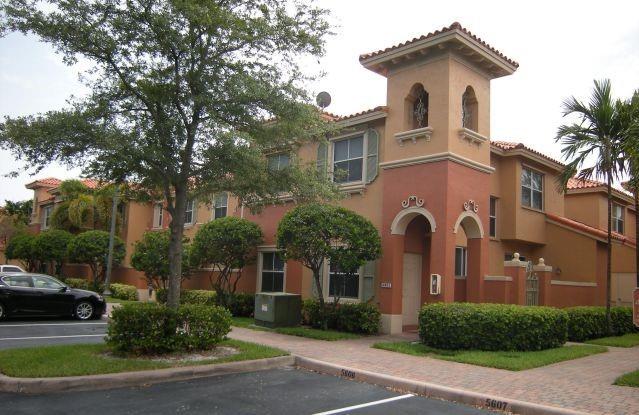 4913 Spinnaker Dr, Dania Beach, FL 33312