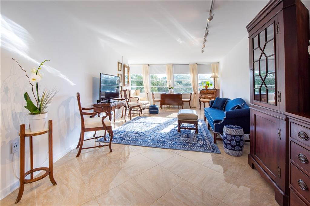 Come live the Las Olas lifestyle! Boutique Building in Fabulous Idlewyld. Minutes to Las Olas Blvd, the beach and downtown Fort Lauderdale. Spacious (900sf) updated 1/1 apartment. Lots of light! Complimentary laundry facilities, bike storage and rooftop terrace.
