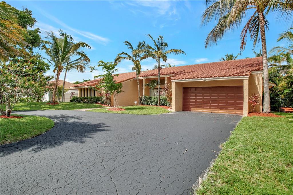 8651 Gatehouse Rd, Plantation, FL 33324