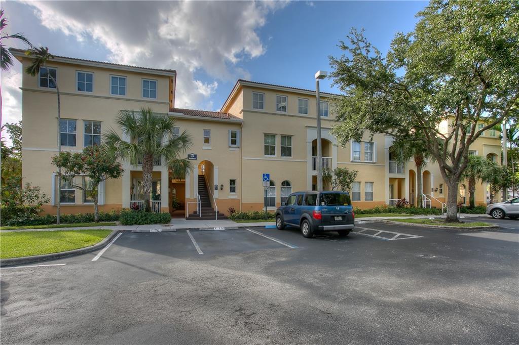 150 Jacaranda Country Club Dr 202, Plantation, FL 33324