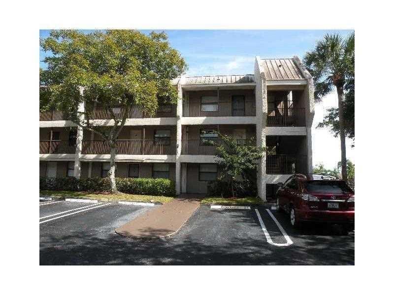 GREAT 3 BEDROOMS IN SECOND FLOOR,IN GREAT CONDITION!.READY TO MOVE IN.VERY CLOSE TO MALL CORAL SQUARE.GREAT SCHOOLS.OWNER FINANCING WITH 20% DOWN.