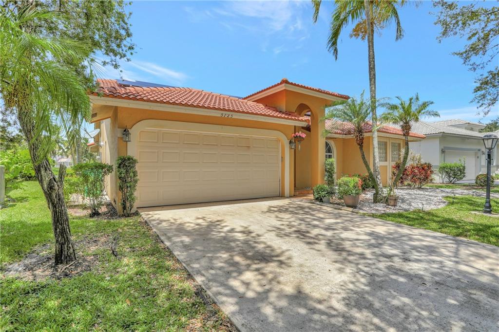 5725 NW 48th Ct, Coral Springs, FL 33067
