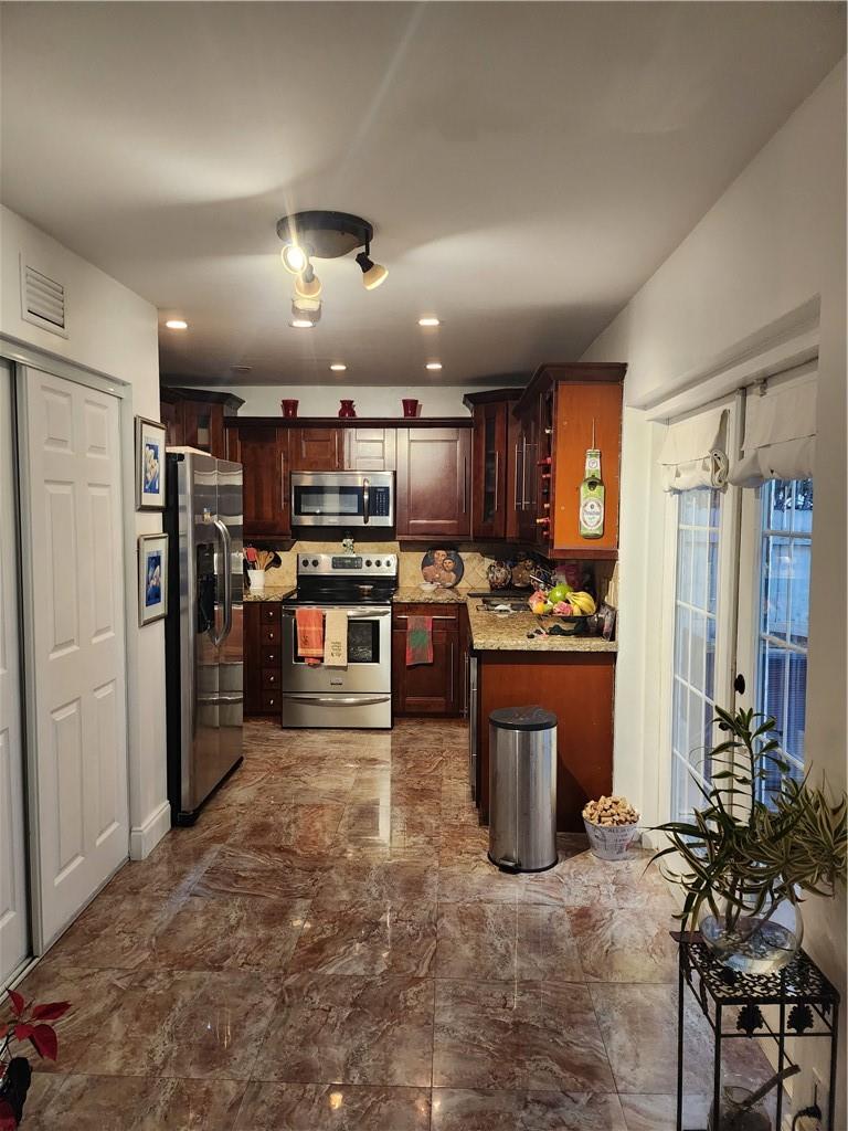 2110 Bayberry Dr, Pembroke Pines, FL 33024