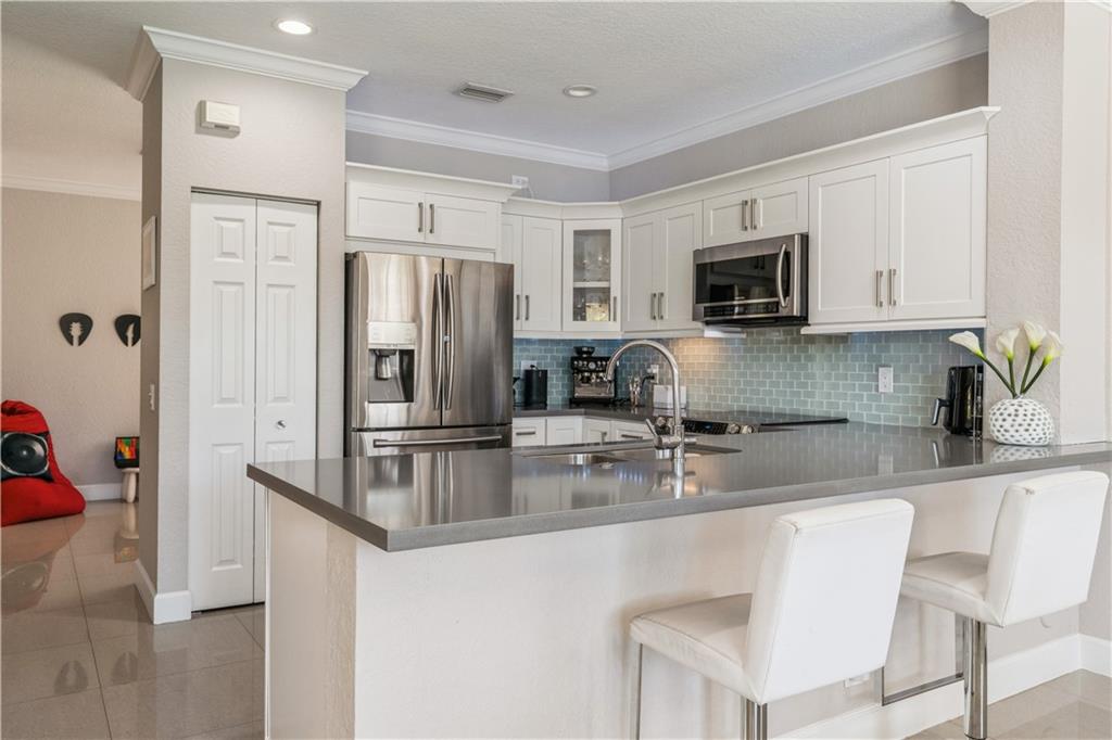 1174 Chinaberry Dr, Weston, FL 33327