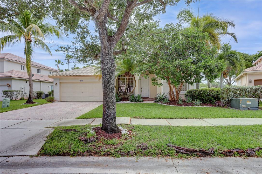 1050 NW 168th Ave, Pembroke Pines, FL 33028