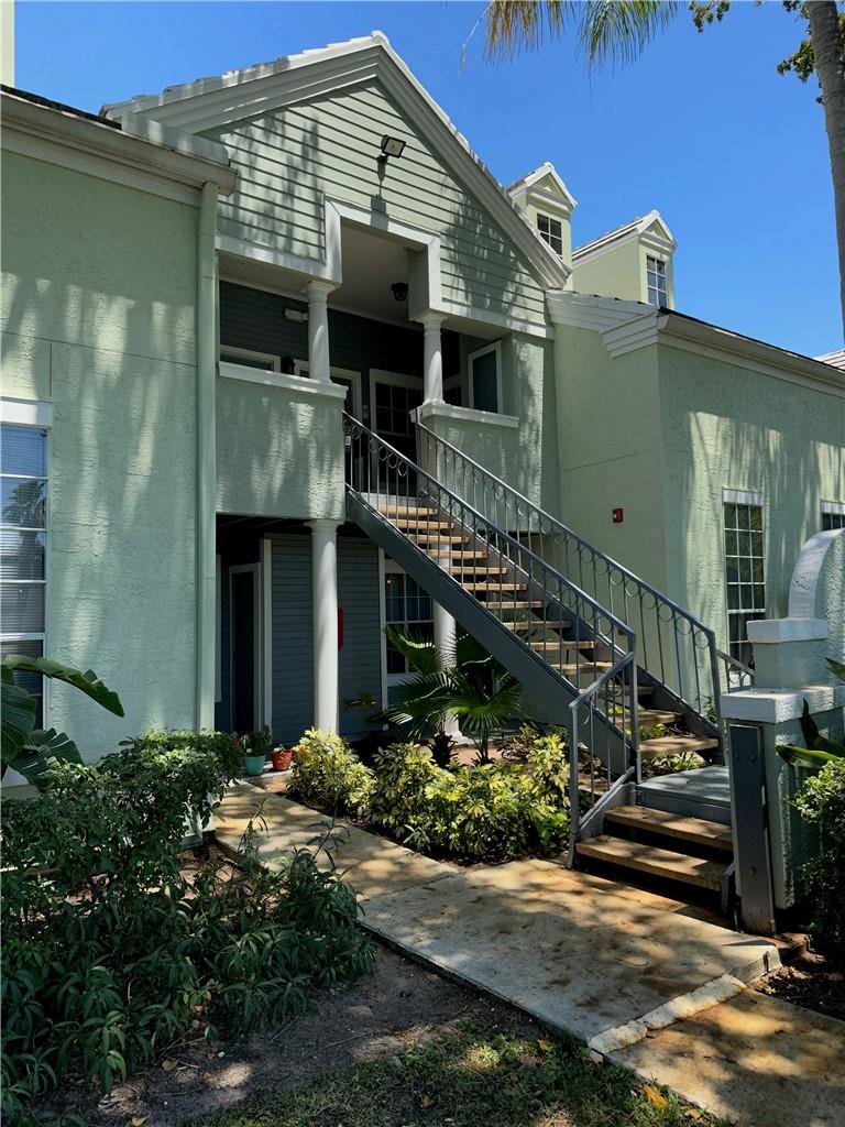 Very nice one bedroom close to beach, shopping  and Delray Downtown. Gated community.  Modern kitchen. community pool and tennis. Freshly painted. 
washer and dryer inside unit