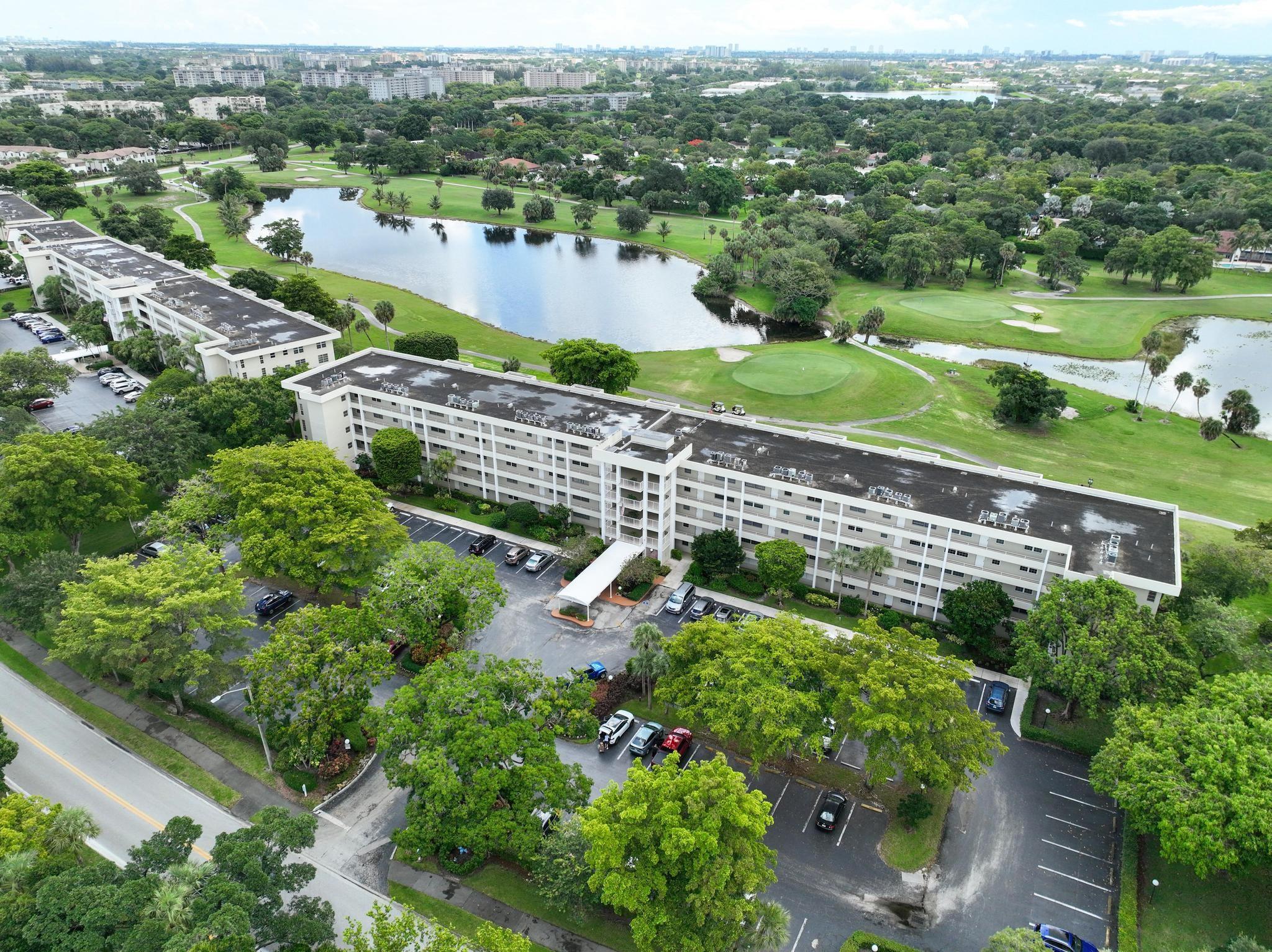 Photo 4 of home located at 806 Cypress Blvd 204, Pompano Beach FL