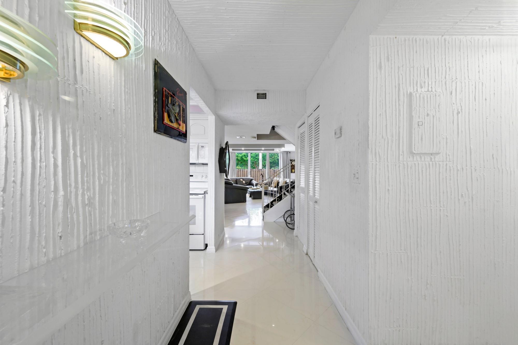 Photo 2 of 933 NE 24th Ave in Hallandale Beach - MLS F10398113