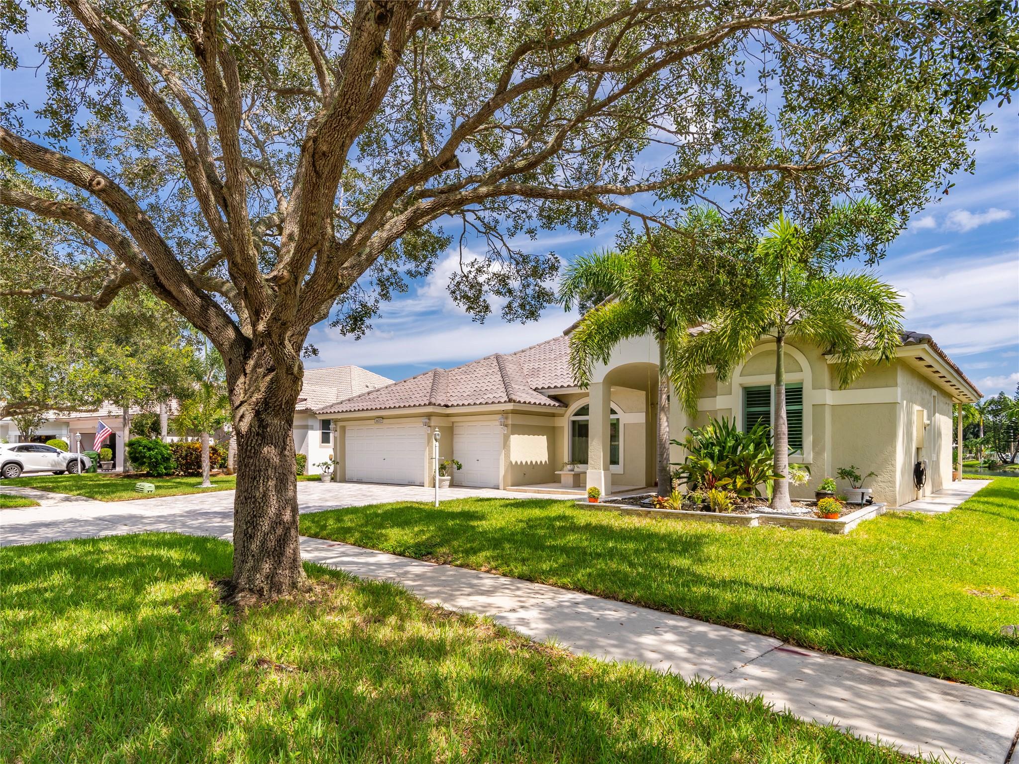 Photo 2 of home located at 16203 S Segovia Cir, Fort Lauderdale FL