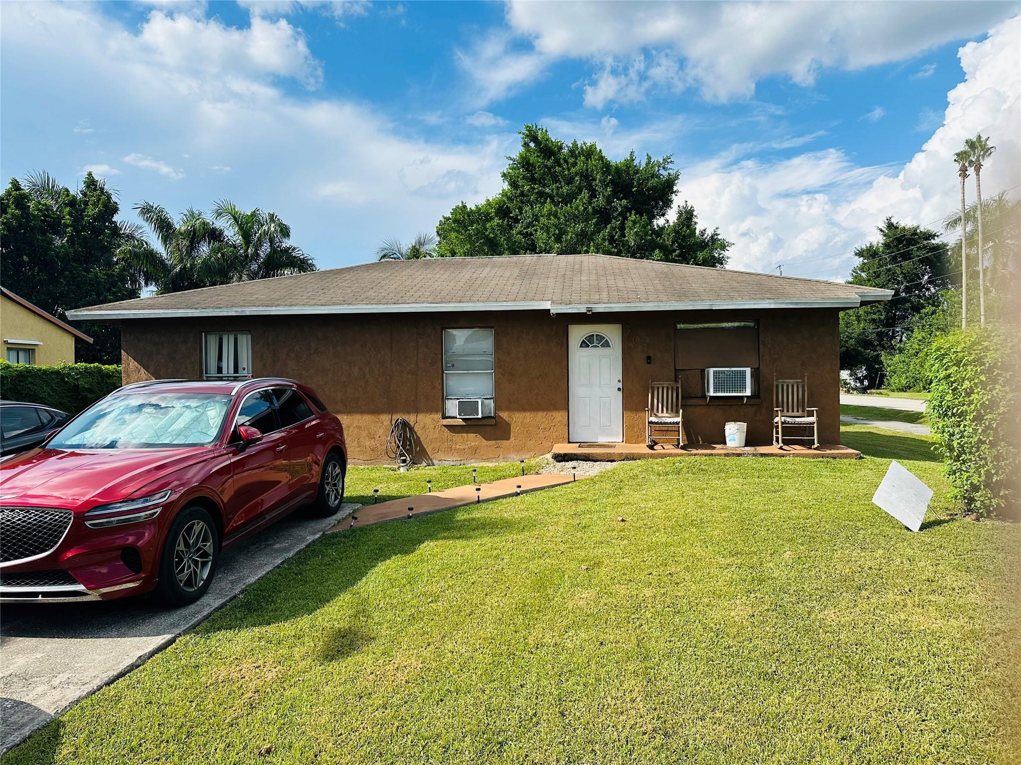 303 Seminole Ct, Pahokee, FL 