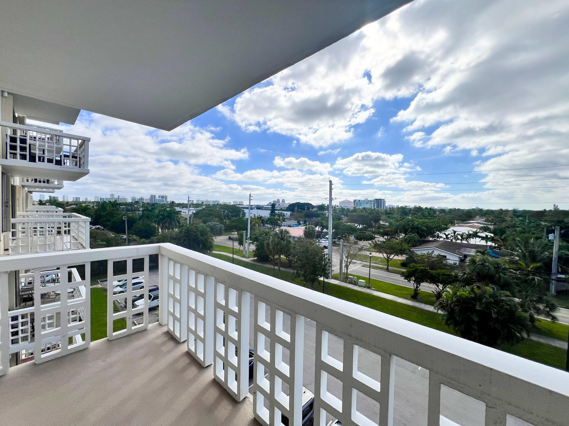 1831 NE 38 St 504