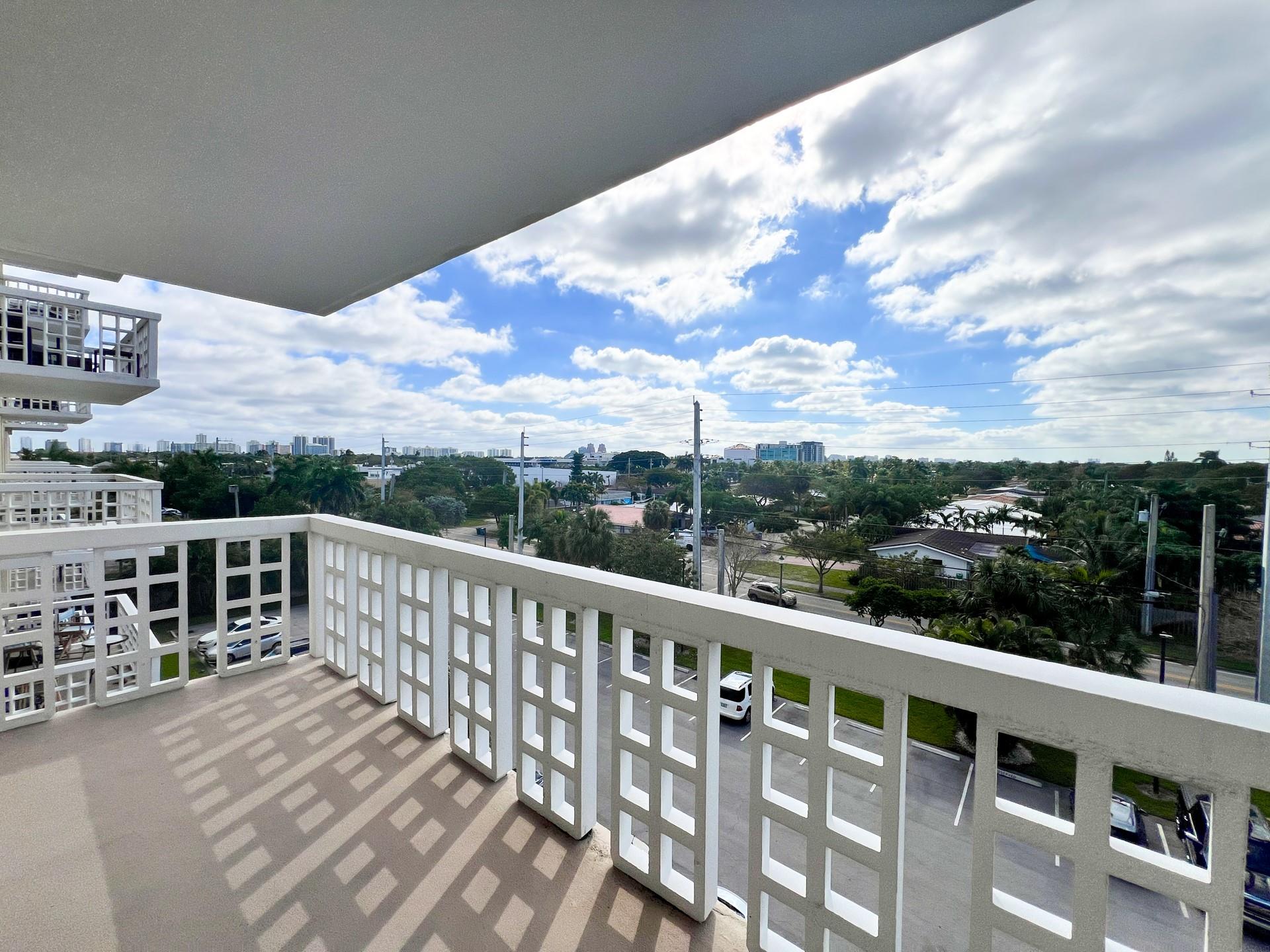 1831 NE 38 St 504