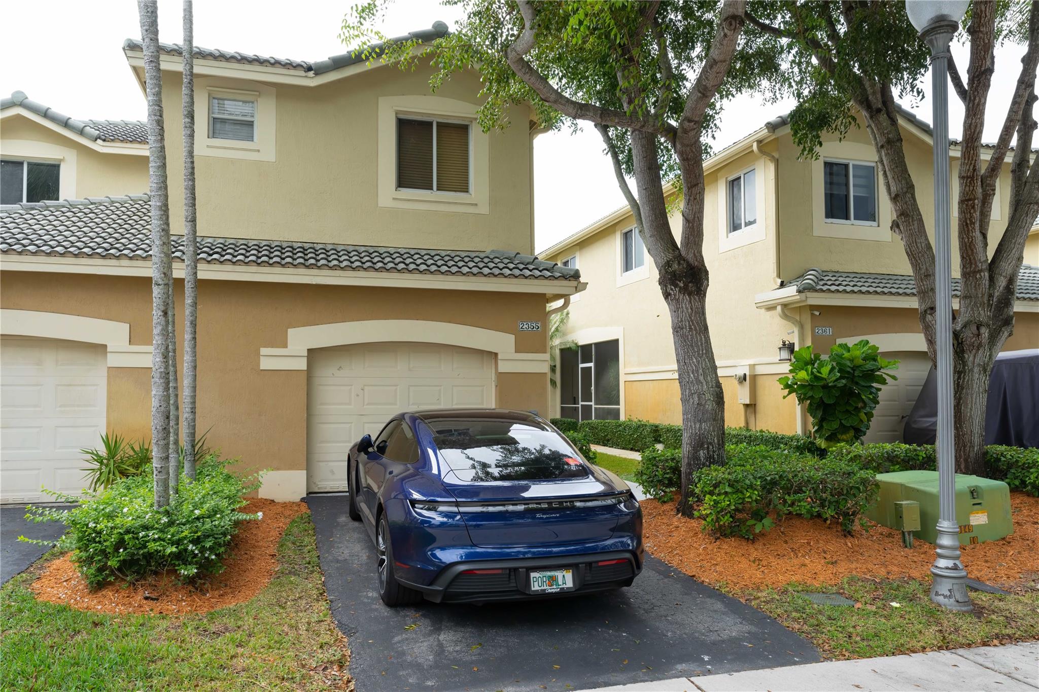RELAXING UNIT ON THE MARKET FOR RENT IN THE BEAUTIFUL SAN MATEO GATED COMMUNITY IN WESTON - FLORIDA USA. CORNER UNIT 4/2.5 WITH A ONE-CAR GARAGE. LAMINATE FLOOR THROUGHOUT COMMON AREAS DOWNSTAIRS, STAIRS AND BEDROOMS. LARGE MASTER BATHROOM WITH SEPARATED ROMAN TUB AND SHOWER. BEAUTIFUL KITCHEN WALKING DISTANCE TO ELEMENTARY SCHOOL. EASY ACCESS TO I-75 AND I-595. SMALL PETS ARE WELCOME!!!!
