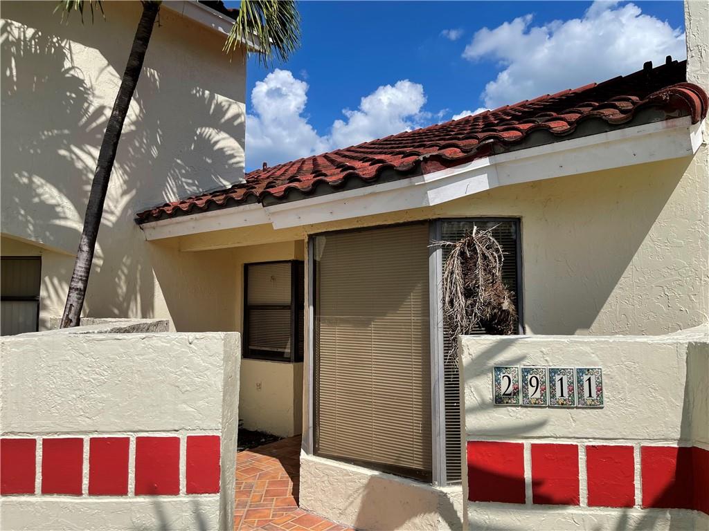 Property located in a very well located and sought after area.Very quite.Close to an outlet mall.
Very low association.Lake view property.