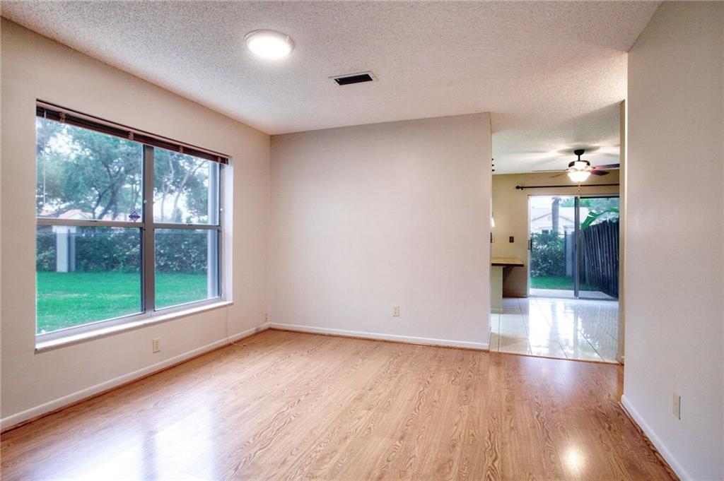 4806 Grapevine Way
