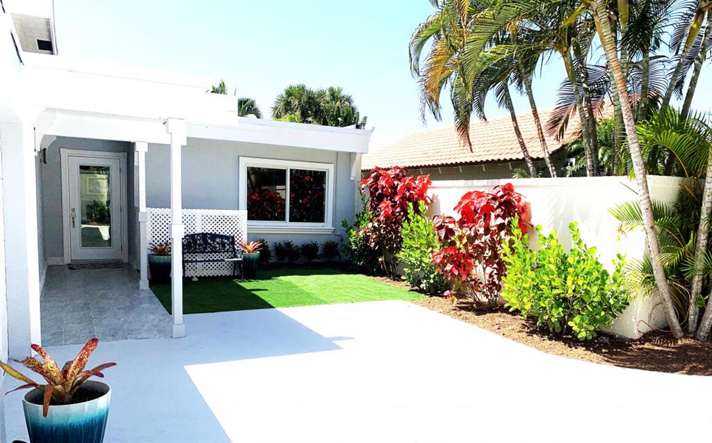 102 W Tarpon Lane W