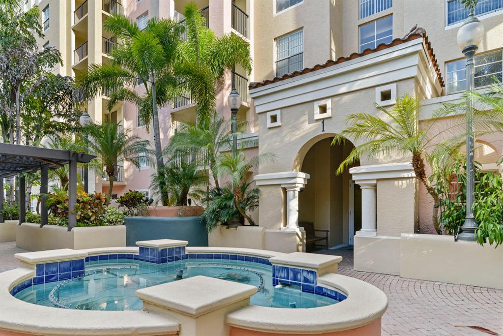 ONE BEDROOM PLUS DEN WITH LAMINATED FLOORS THROUGH OUT, OVERLOOKING POOL. STEPS TO LAS OLAS BLVD, GREAT AMENITIES: CLUB ROOM, FITNESS CENTER, COFFEE BAR. BILLIARDS, BBQ AREAS, SWIMMING POOL, COVERED PARKING, 24/7 CONCIERGE.
