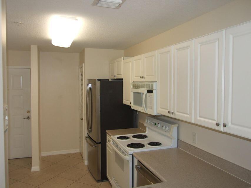 Highly sought after studio condo in the heart of abacoa. Newer appliances. Tile flooring throughout. Enjoy activities from Roger Dean Stadium and downtown Abacoa all year long. Walking distance to Florida Atlantic University, Scripps and Max Planck Research Institute. Great Schools and close to shopping and beaches. Great opportunity for investors and owners.