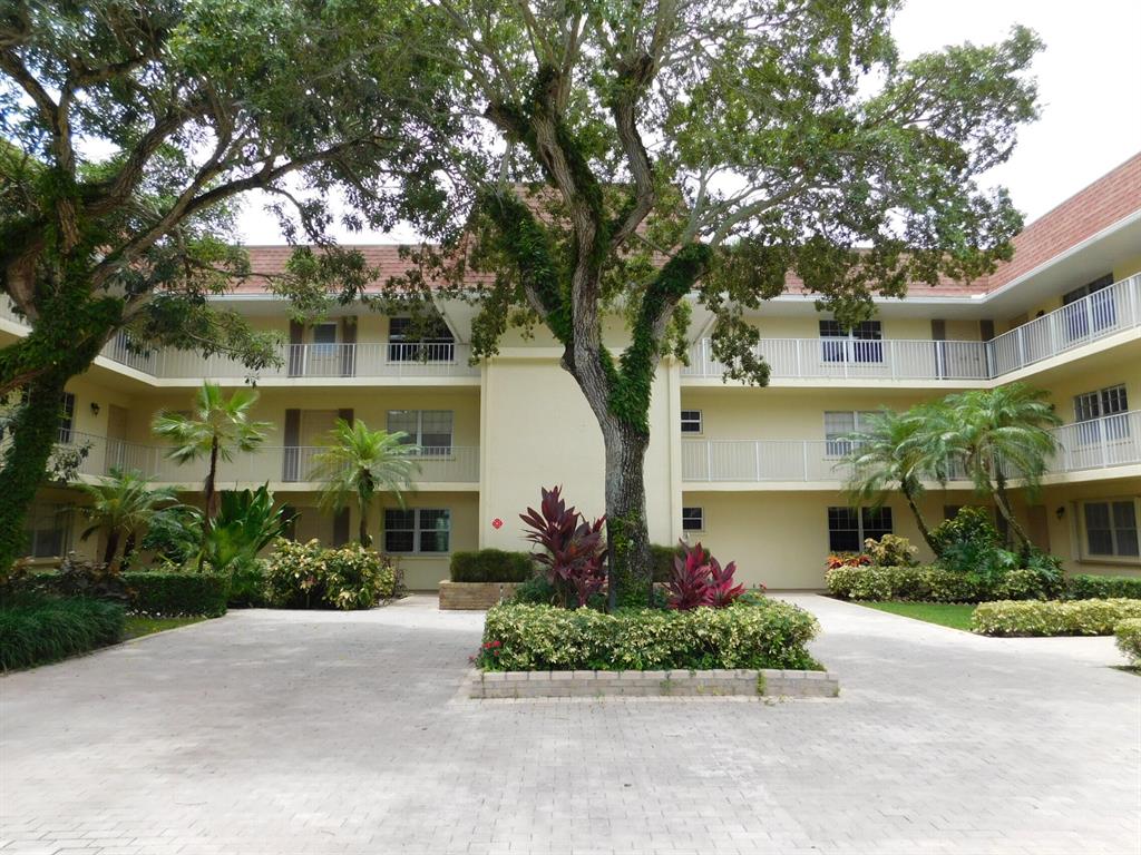 Tamberlane Condos are centrally located in Palm Beach Gardens.  The 55+ condos are well maintained with nice amenities.  This 2/2 is on the first floor with a covered patio.