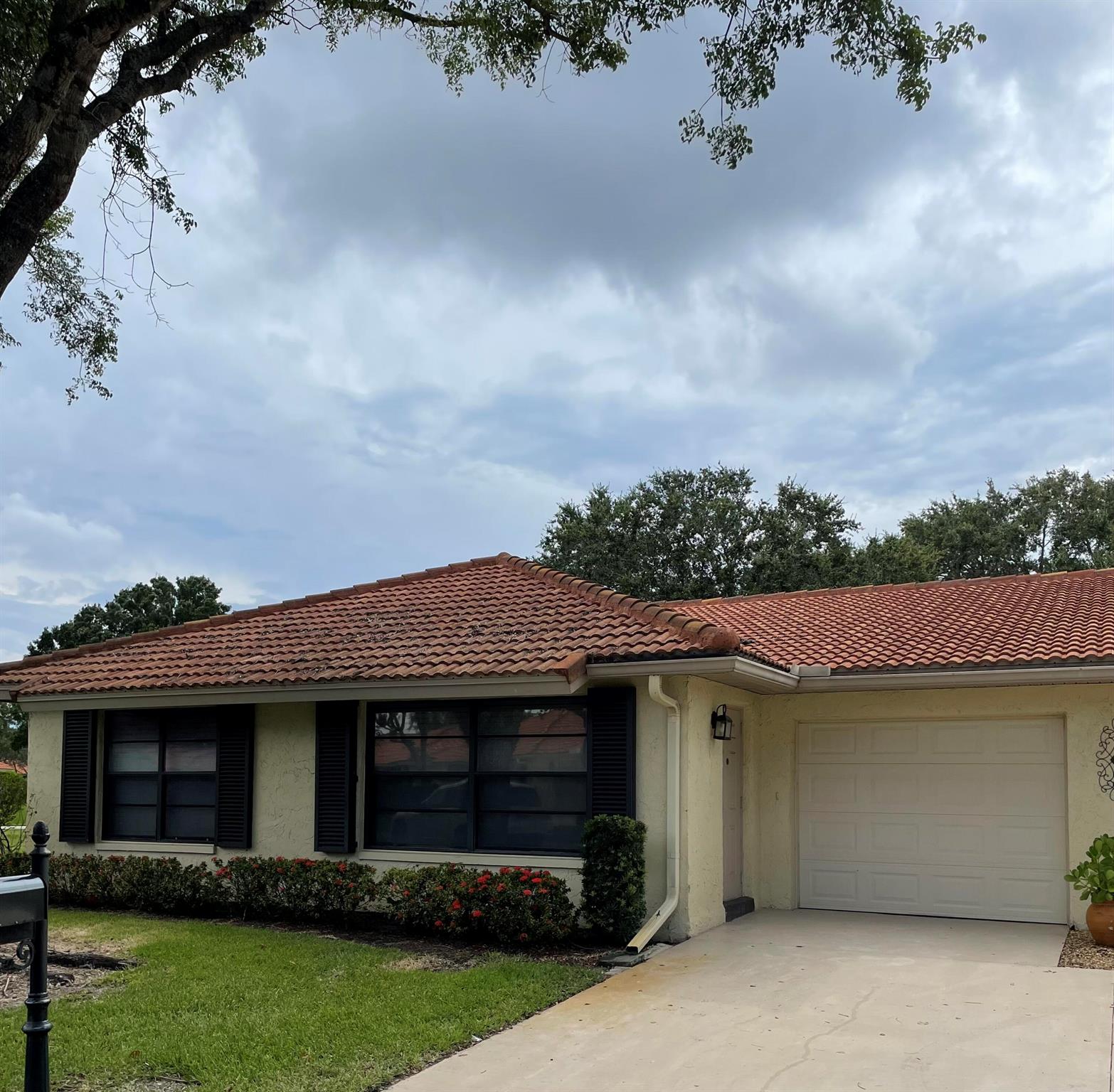 Beautifully updated 2-bedroom 2 bath 1 car garage villa in Bent Tree West 55+gated community. This unit is located very close to the clubhouse and community pool. Quiet and cozy community, but very close to shopping, restaurants and the beach.
