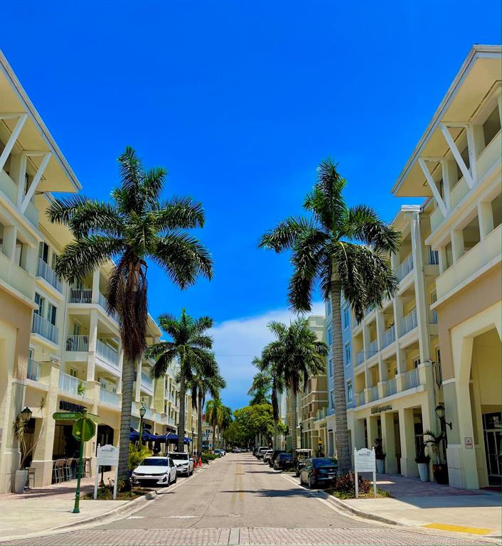 Trendy and Fun Studio in the heart of Abacoa's Town Center.  Take the elevator up to the third floor, (no schlepping up the stairs for you!).  Top floor unit features high ceilings, a full kitchen, and newer appliances.  This studio has an added privacy wall which gives separation from the living area and creates a semi-private alcove for sleeping. Balcony provides a tree-top view.Amenities include a clubhouse, pool  and fitness center.  Walking distance to Roger Dean Stadium, Florida Atlantic University, restaurants, shops and events. Close to beautiful beaches, I95 and PBI Airport.