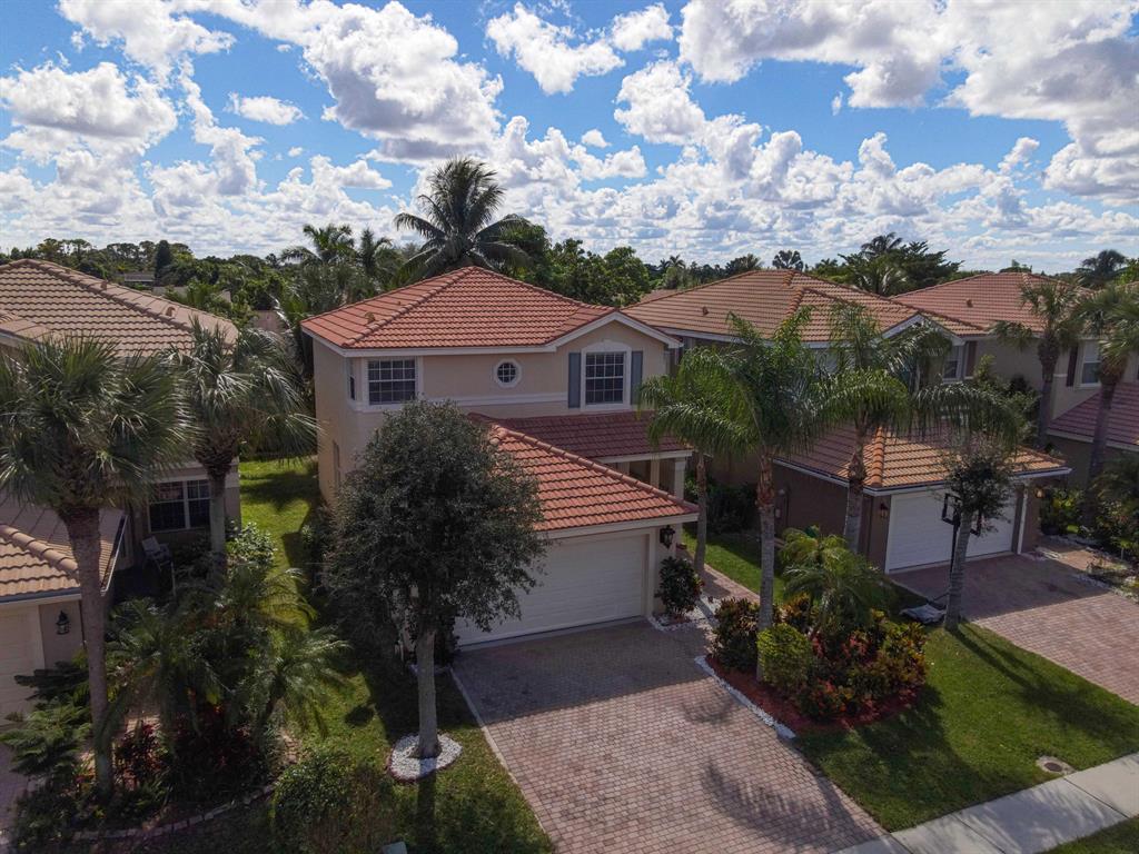 Lantana Road East or West, head North on Haverhill Road, left at Nautica Isles Blvd, Go straight to the security gate for entrance access.Freshely interior paint, completed renovated guest bathroom incluning new tub,new vanity,new tile.,wood floor.