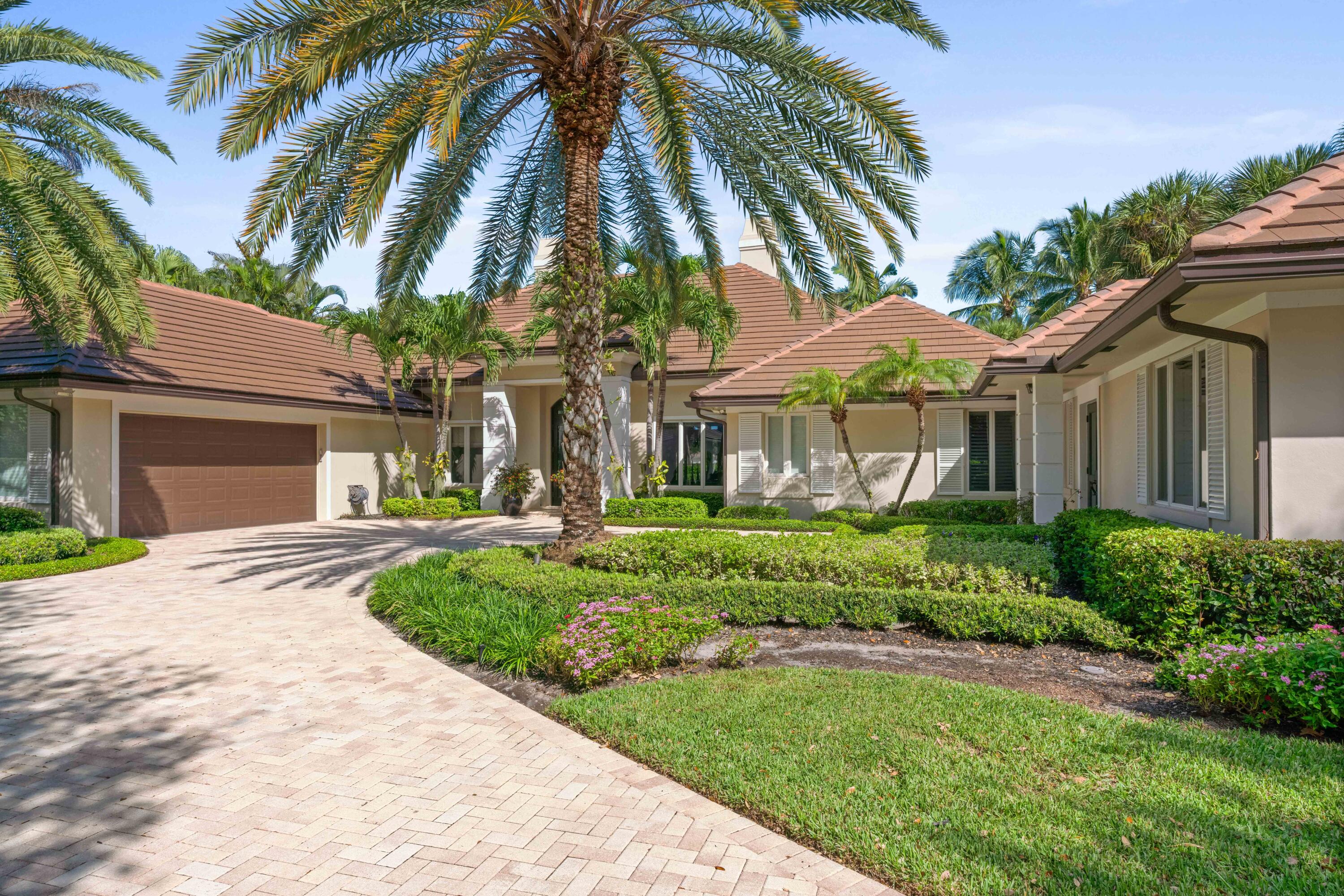 Sophisticated contemporary renovated home on more than one half acre, spacious backyard with lush landscaping, 30' pool, and serene golf views. Open, graceful floor plan -perfect for entertaining. The 15' ceilings with floor to ceiling windows brings the outdoors in. Chef's kitchen renovated 2022, features brand new chiseled marble backsplash, 6 burner Wolf gas range, new Sub Zero with glass doors, Bosch dishwasher, white carved sink, large quartzite island with seating, butlers pantry with storage for 100+ wine bottles, custom cabinets, custom built stainless hood, stainless steel bar top and backsplash. Private-entrance guest wing with 2 large bedrooms, (ensuite) baths and breakfast bar. Spacious master suite is surrounded by golf and pool views with his and her walk-in closets... Italian porcelain flooring. Large designer master bath with free standing tub and his and her toilet rooms. Private office with built-ins, custom cabinetry throughout, coquina stone floors, impact windows, electric fireplace, full house generator and 3 year old roof.

Required golf membership purchase conveys all the first class amenities of Admirals Cove including two spectacular clubhouses, 45 holes of golf, 5 restaurants, 58 slip marina with floating docks, Yacht Club, 10 har tru tennis courts, 8 pickleball courts, state of the art fitness and wellness center with Technogym machines, 21,000 sq ft brand new spa &amp; salon, 30 room Boutique Hotel for members and their guests, brand new Golf Learning Center, Covesters kids club and Platinum service.
