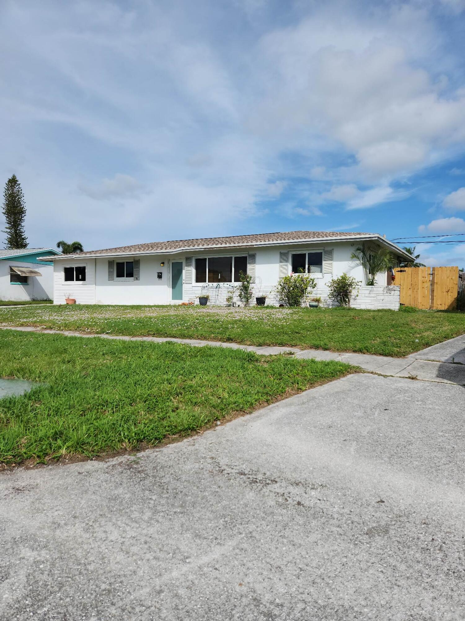 This home is located in the heart of Palm Beach Gardens in Cabana Colony. NO HOA. Estate Sale being held Fri 11/18, 9am-2pm and Sat 11/19, 9am-2pm at the property. Come see this amazing opportunity. More pictures to come.