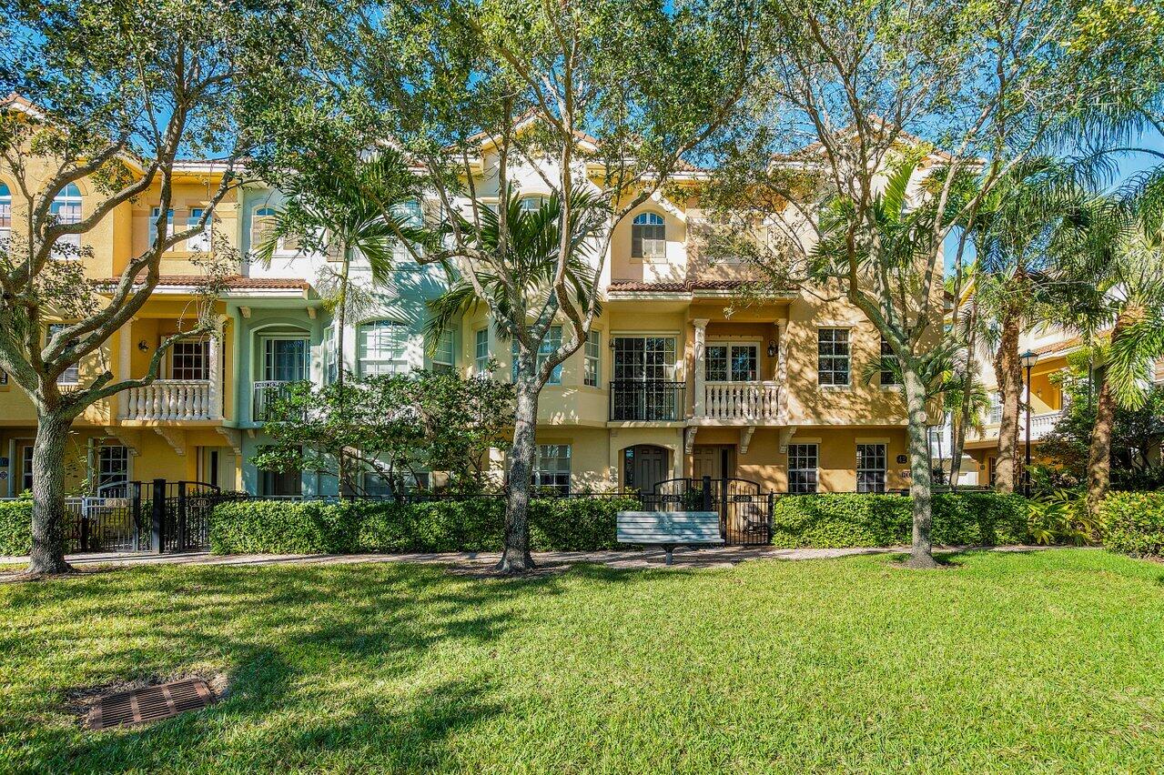 Beautifully maintained unit at Harbour Oaks in Palm Beach Gardens. Spectacular lake view with green space directly in front. Ideally situated less than a mile away from the Gardens Mall, Trader Joe's, Whole Foods, FPL Headquarters. Very easy access to I-95, beaches, and restaurants.