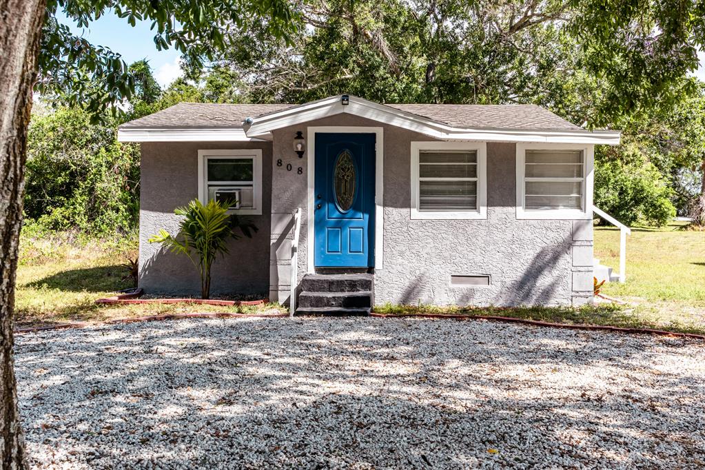 REMODELED 2 bedrooms, 1 full bathroom, kitchen has brand new countertops and dual sinks, completely remodeled bathroom and laminate floor throughout the whole house. Just minutes from Hospital, restaurants, shopping etc. Nearby schools Yearling Middle School, North Elementary School & Okeechobee High School.