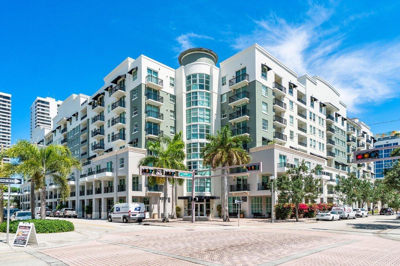 This fabulously renovated condo in the heart of downtown has all that one desires.  The property features a beautiful courtyard-style pool, fitness center, clubhouse, and lobby with a 24-hour attendant, providing residents with luxurious amenities. Located 10 min from PBIA, Worth Ave. and the beach with close proximity to The Square and Clematis Street making it convenient for residents to walk and enjoy the vibrant city life. Don't miss this!