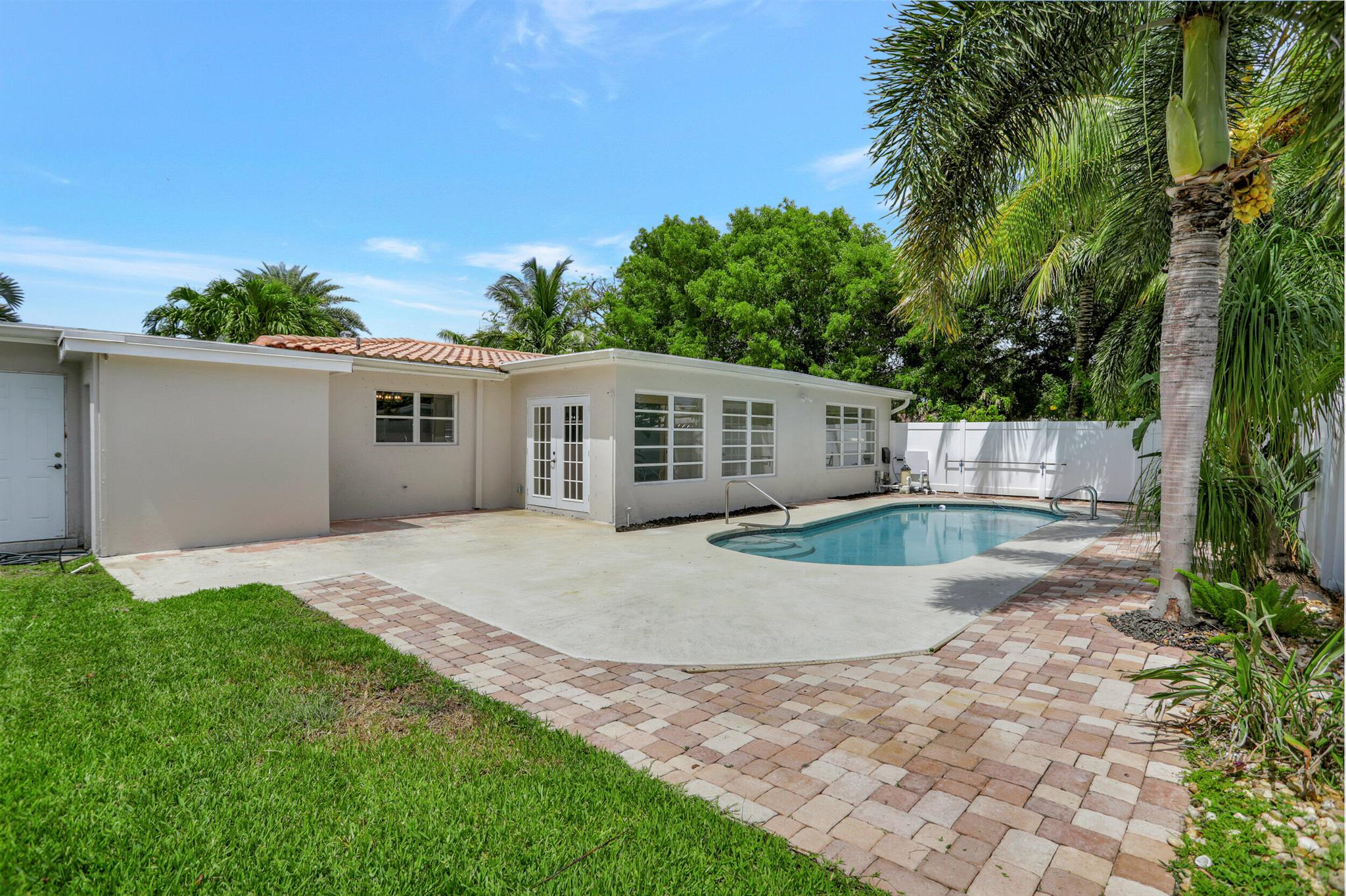 3/2 Single family house with a bonus room that can be used as an office, den or bedroom. Plenty of natural light throughout the home. Large Backyard with a nice pool. Corner Lot. Located in Eastway Park in Deerfield Beach. Location is absolutely amazing. East of US1. Just minutes to the beach, shopping, restaurants and near the Cove. Very large circular driveway. Large and spacious backyard fenced in creating plenty of privacy. This property would be the perfect South Florida home close to the ocean!