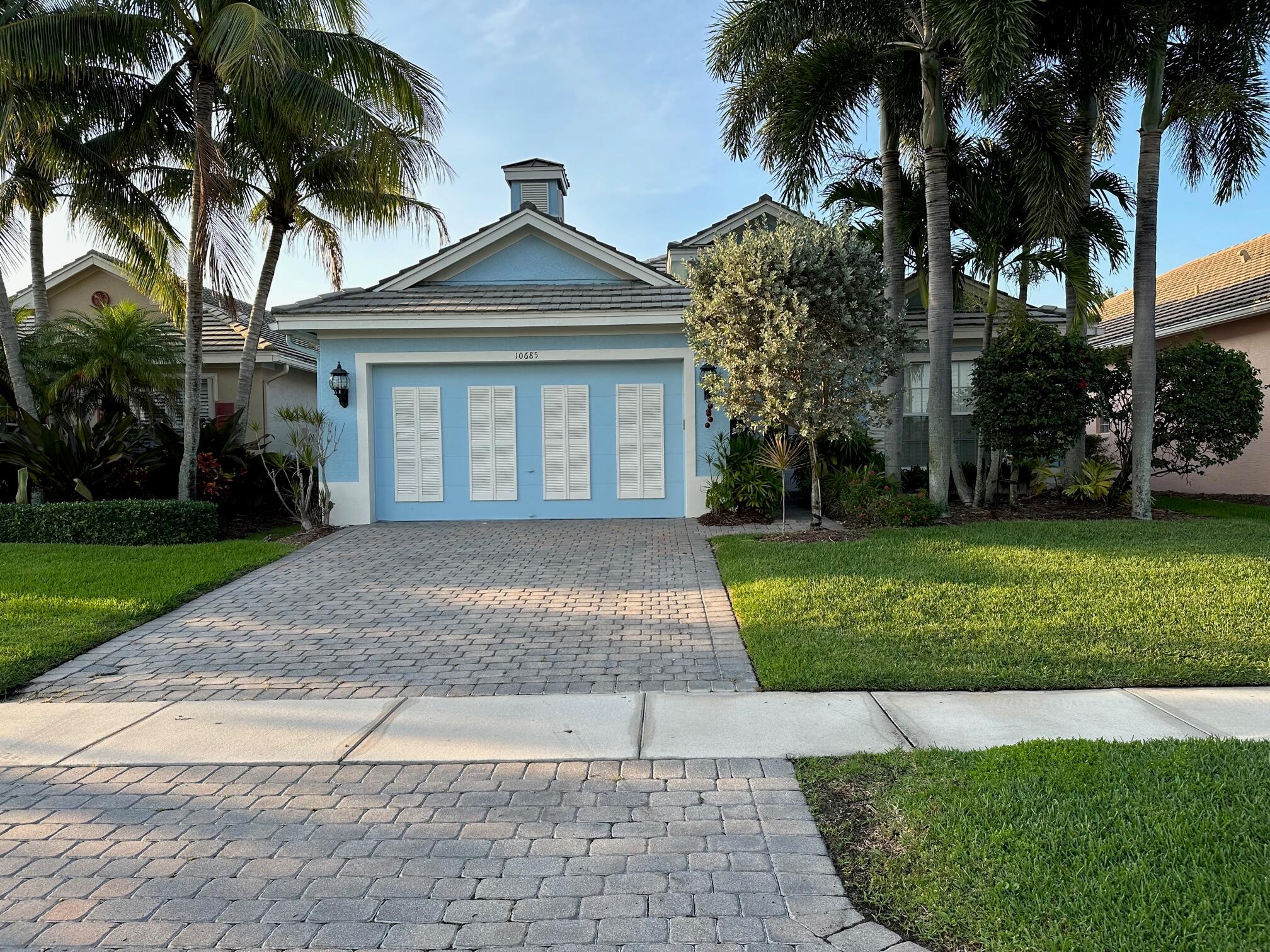 Absolutely stunning single family house in one of the best Golf communities in Palm Beach county. The house has 2 full bed  + Den (currently used as a bedroom), state of the art LED lights, stainless steel appliances and many more. The house is sold TURNKEY (with the exception of personal belongings and paintings).