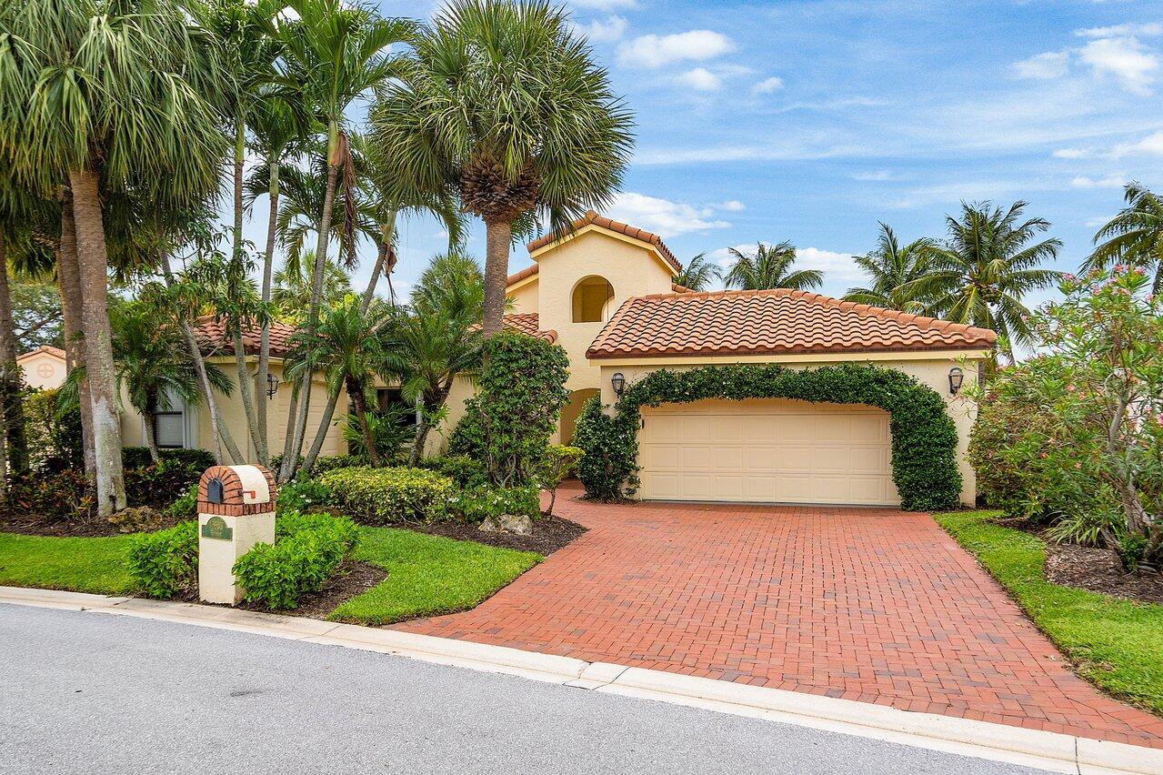 Charming, gracious well appointed home in much sought after Hidden Cove.  Lovely water views, Saturnia floors, large kitchen with breakfast room overlooking the water. Wonderful Florida room w/great water views, large two car garage plus golf barn. A rare opportunity !
