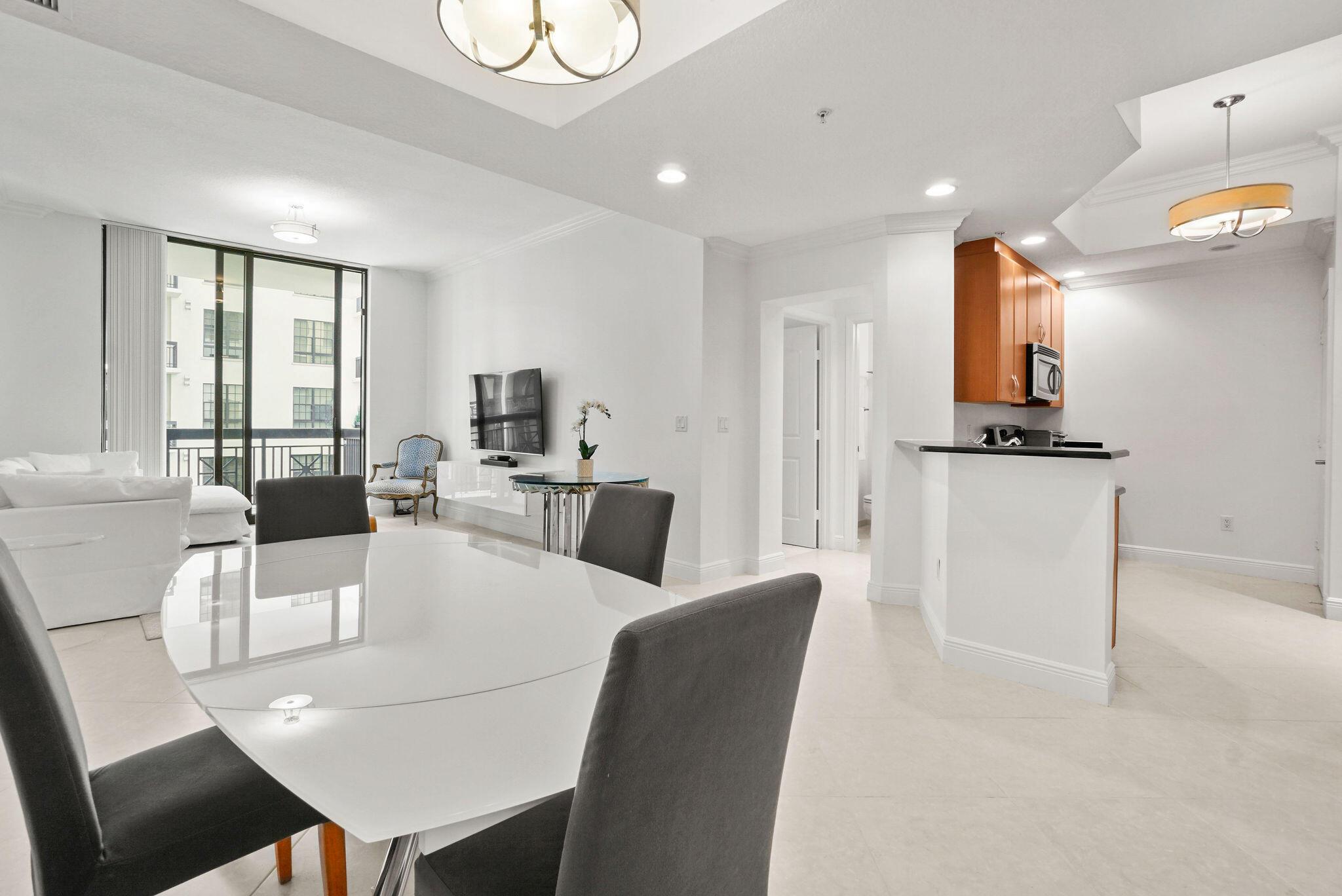 Photo 2 of Two City Plaza Condo Apt 1206 in West Palm Beach - MLS R10896134