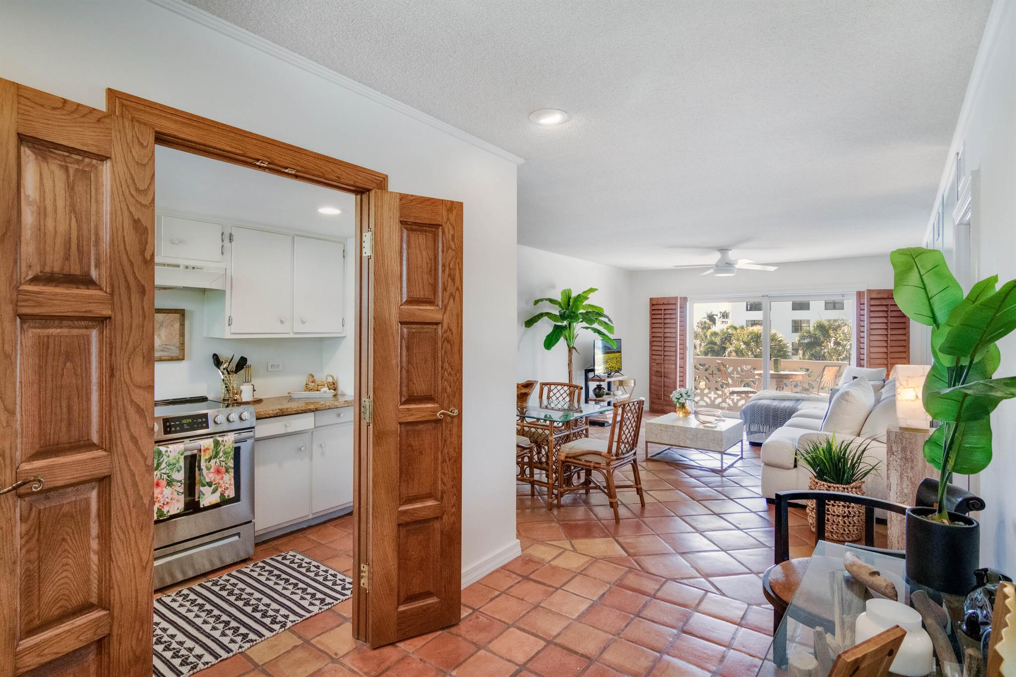 Photo 1 of Flagler House Condo Apt 30 in West Palm Beach - MLS R10903967