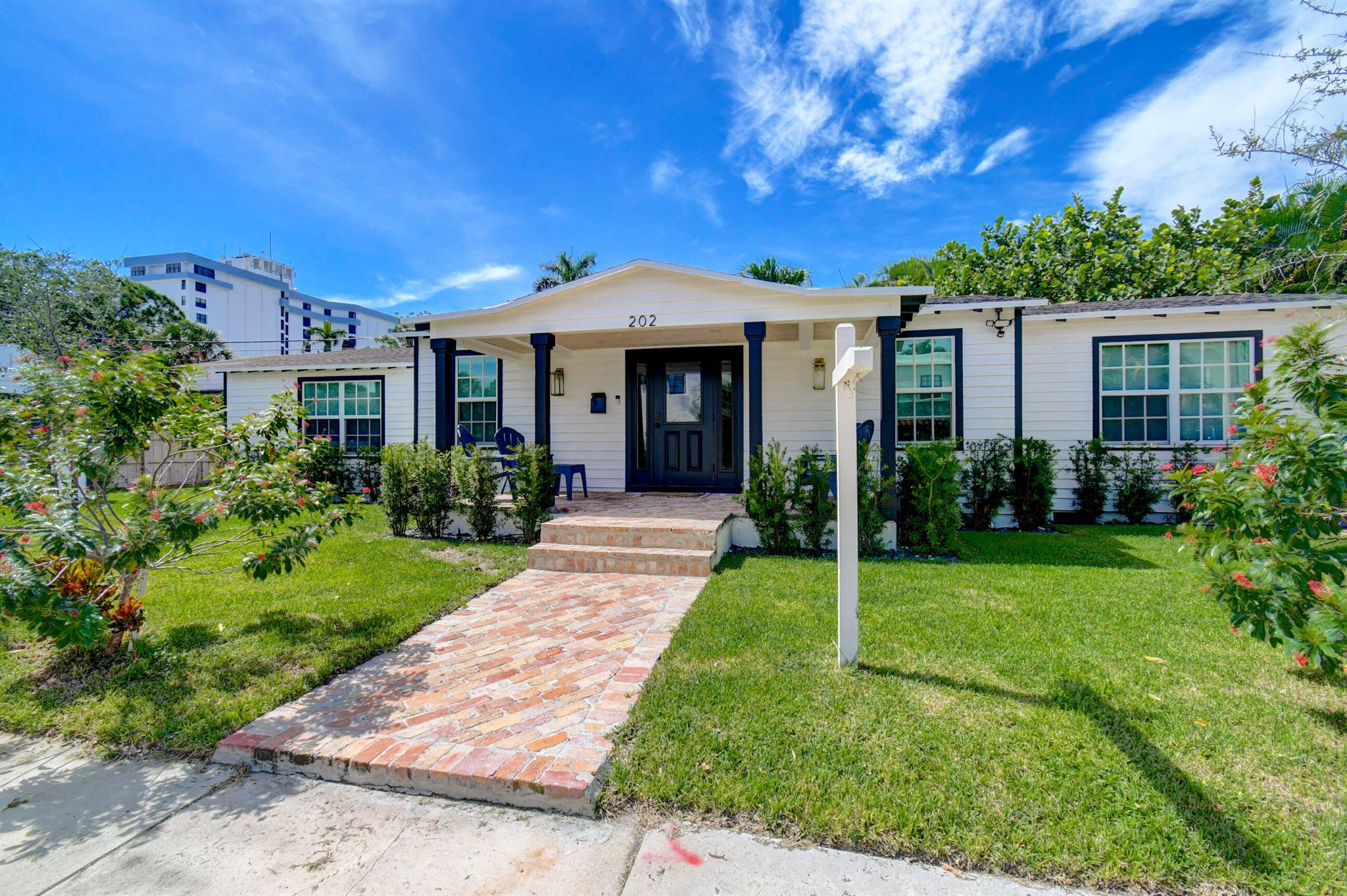 Photo 2 of 202 Lytton Court in West Palm Beach - MLS R10914364