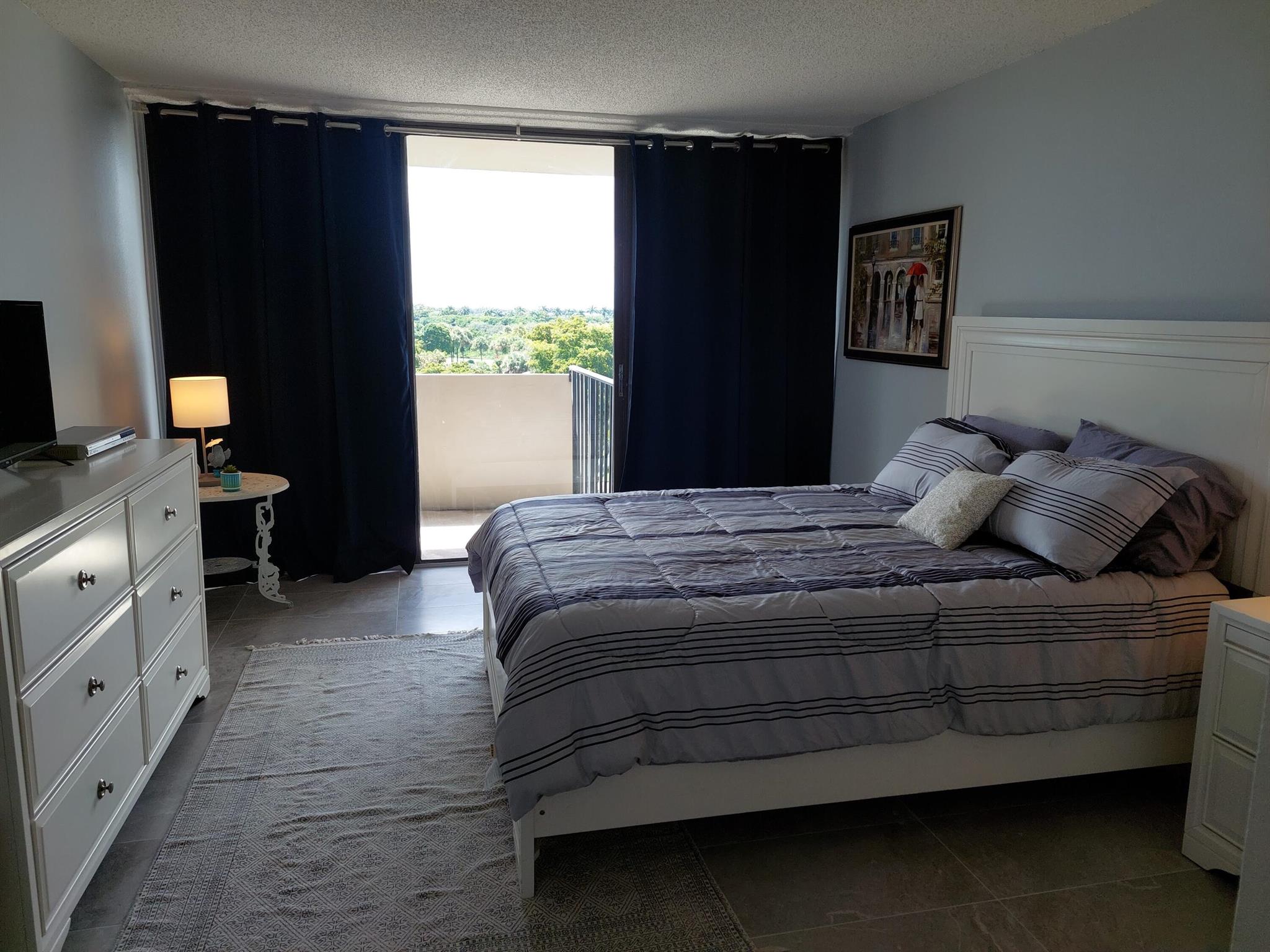 Photo 2 of Lakeshore Club Condo Apt 605 in West Palm Beach - MLS R10915708