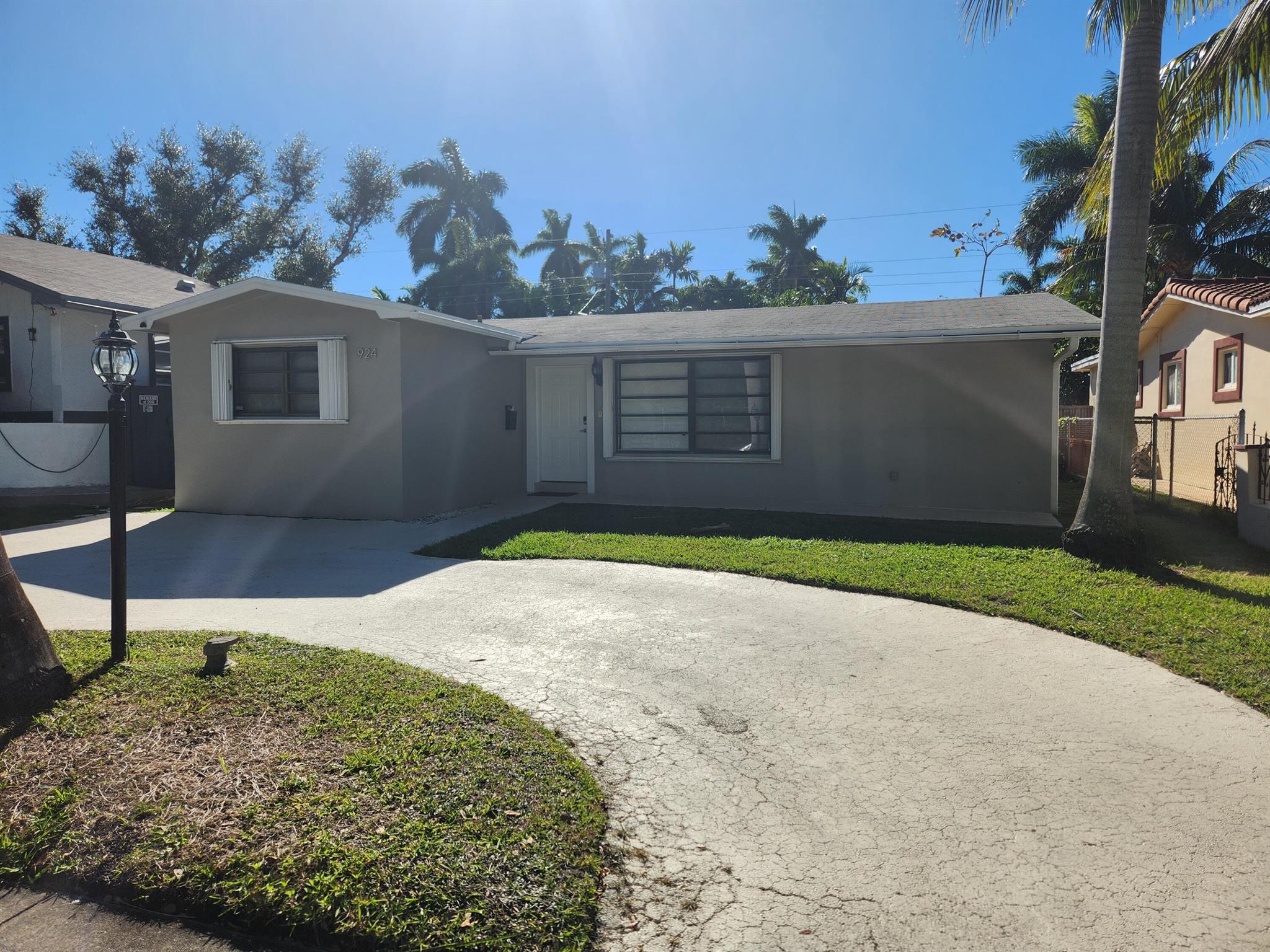 Photo 1 of 924 Johnson Street in Hollywood - MLS R10916713
