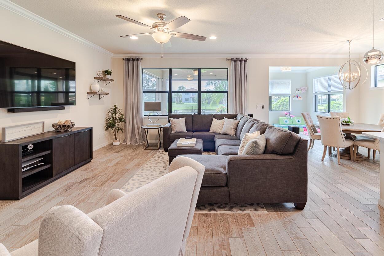 Photo 2 of home located at 371 SE Courances Drive, Port St Lucie FL